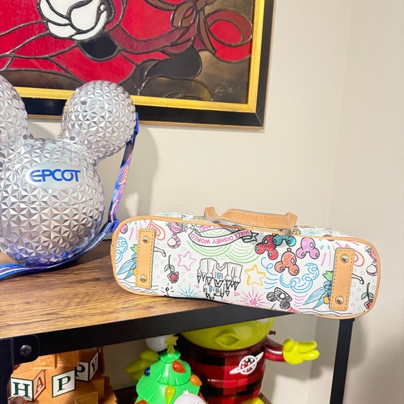 Dooney & Bourke Tan Tote Bag with Elegant Design - Picture 4 of 4